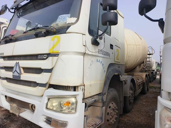 二手豪沃混凝土攪拌車(chē)