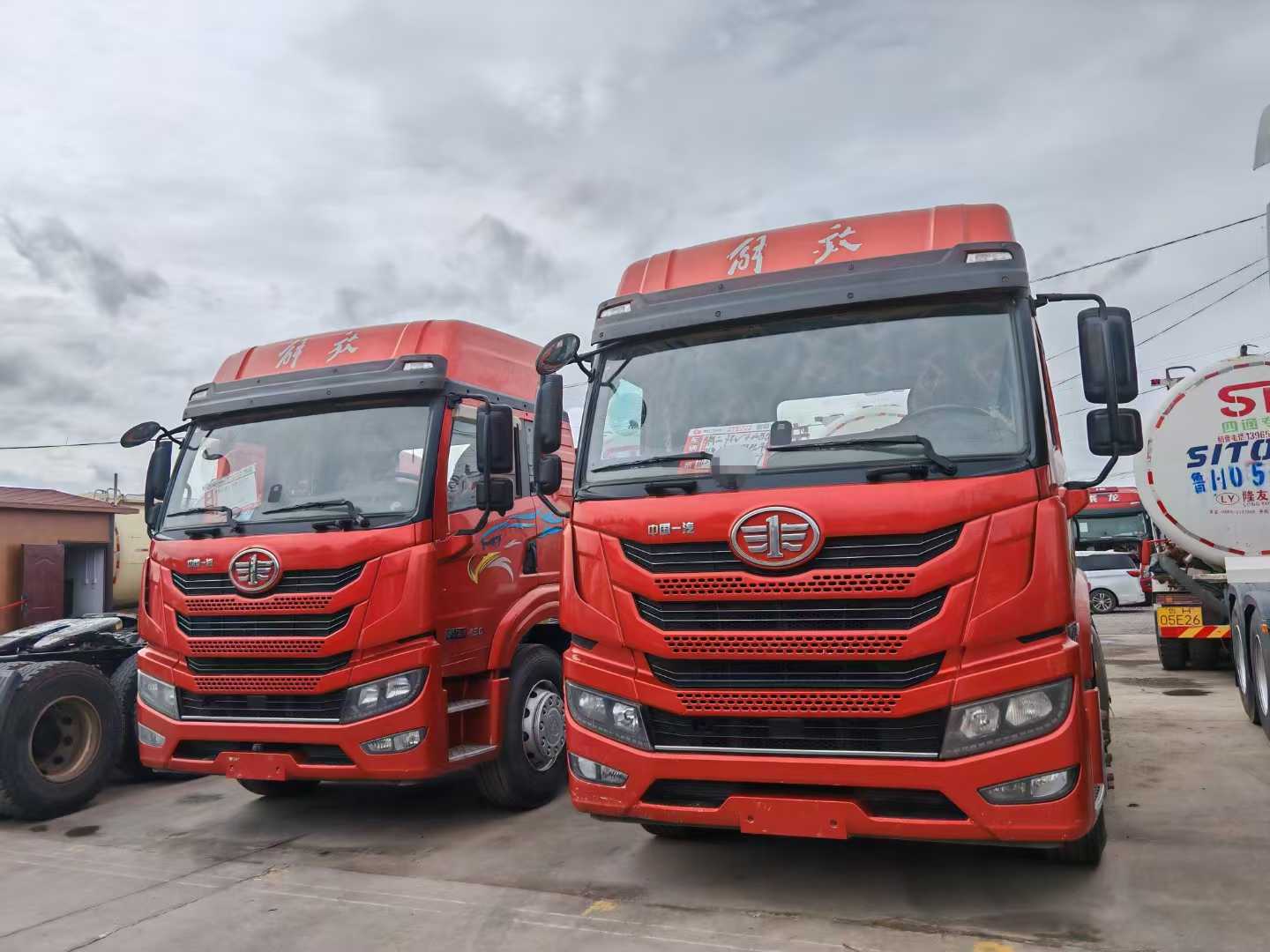 梁山華通二手貨車市場里的老貨車情緣：安全行駛 不超載